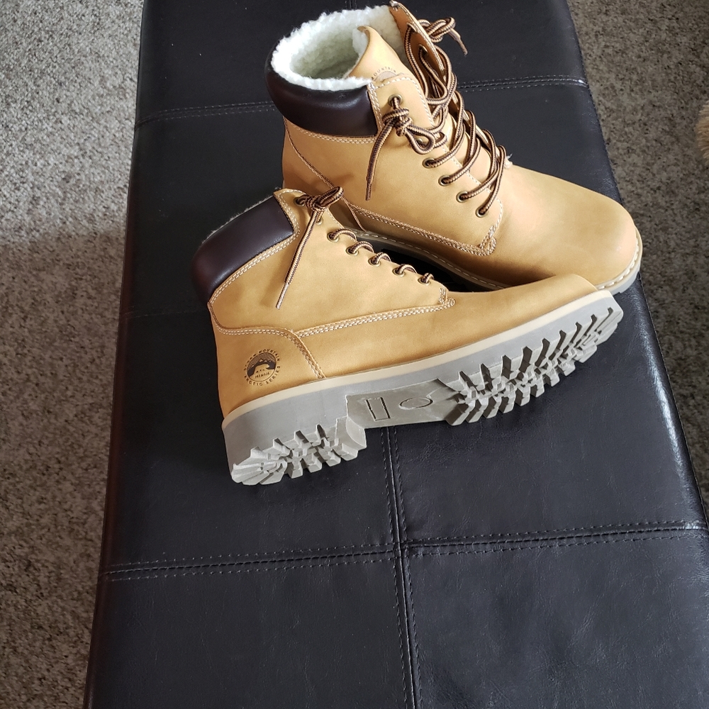 Upper Storm Mountain boot. Size (8) men